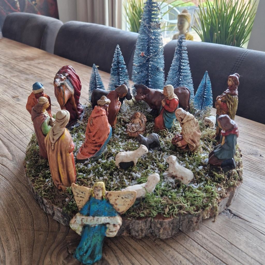 Antieke kerststal/kerstbeelden op boomschijf (1), Ophalen of Verzenden