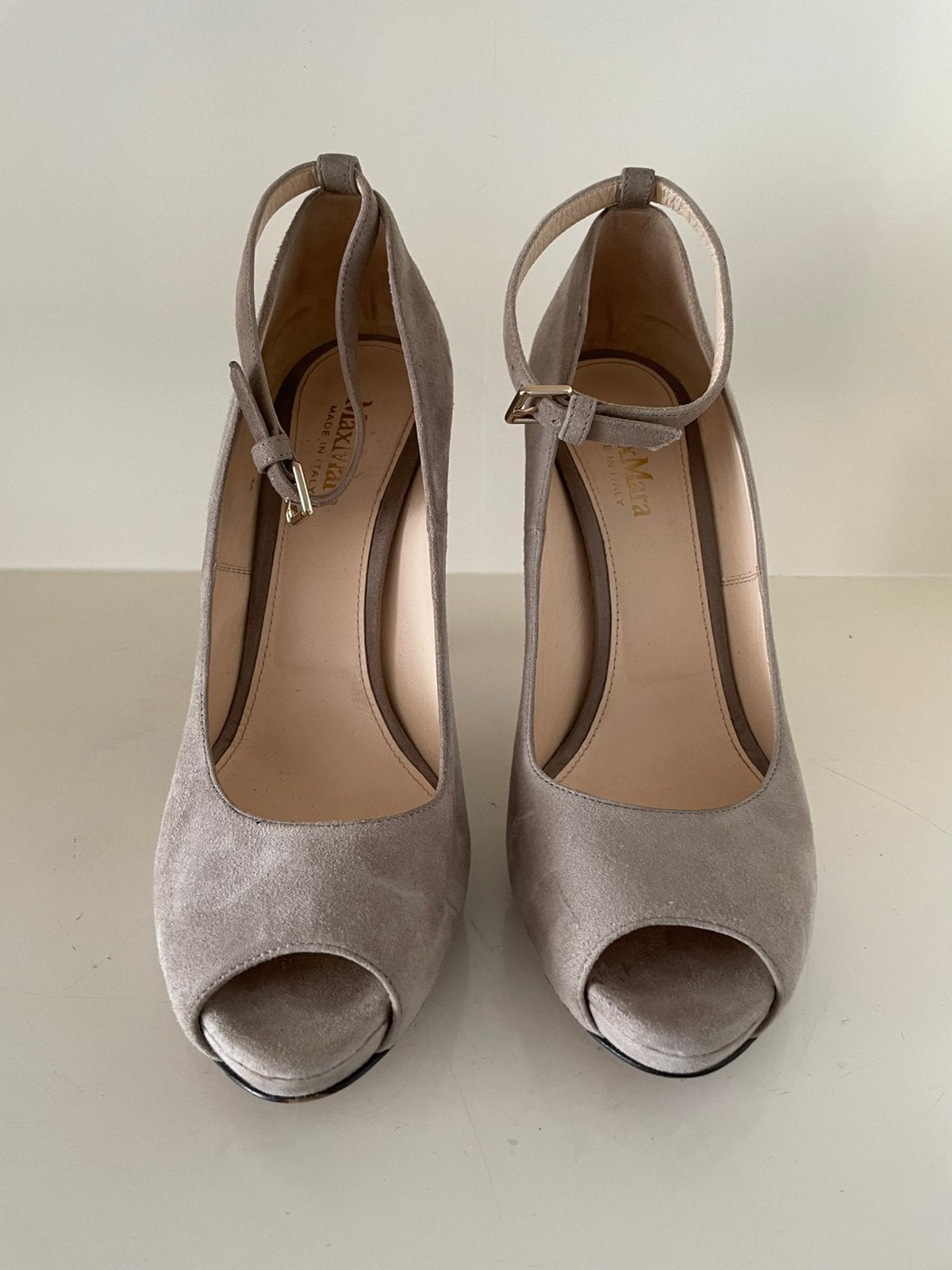 Max Mara pumps sandalen Peeptoe maat 39.5 beige grijs suede, Ophalen of Verzenden, Zo goed als nieuw, Grijs, Sandalen of Muiltjes