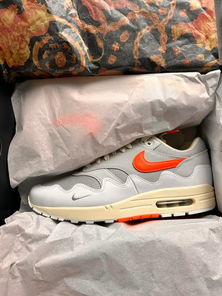Patta x Air Max 1 - White Hyper Crimson 44.5, Ophalen, Nieuw, Wit, Sneakers of Gympen