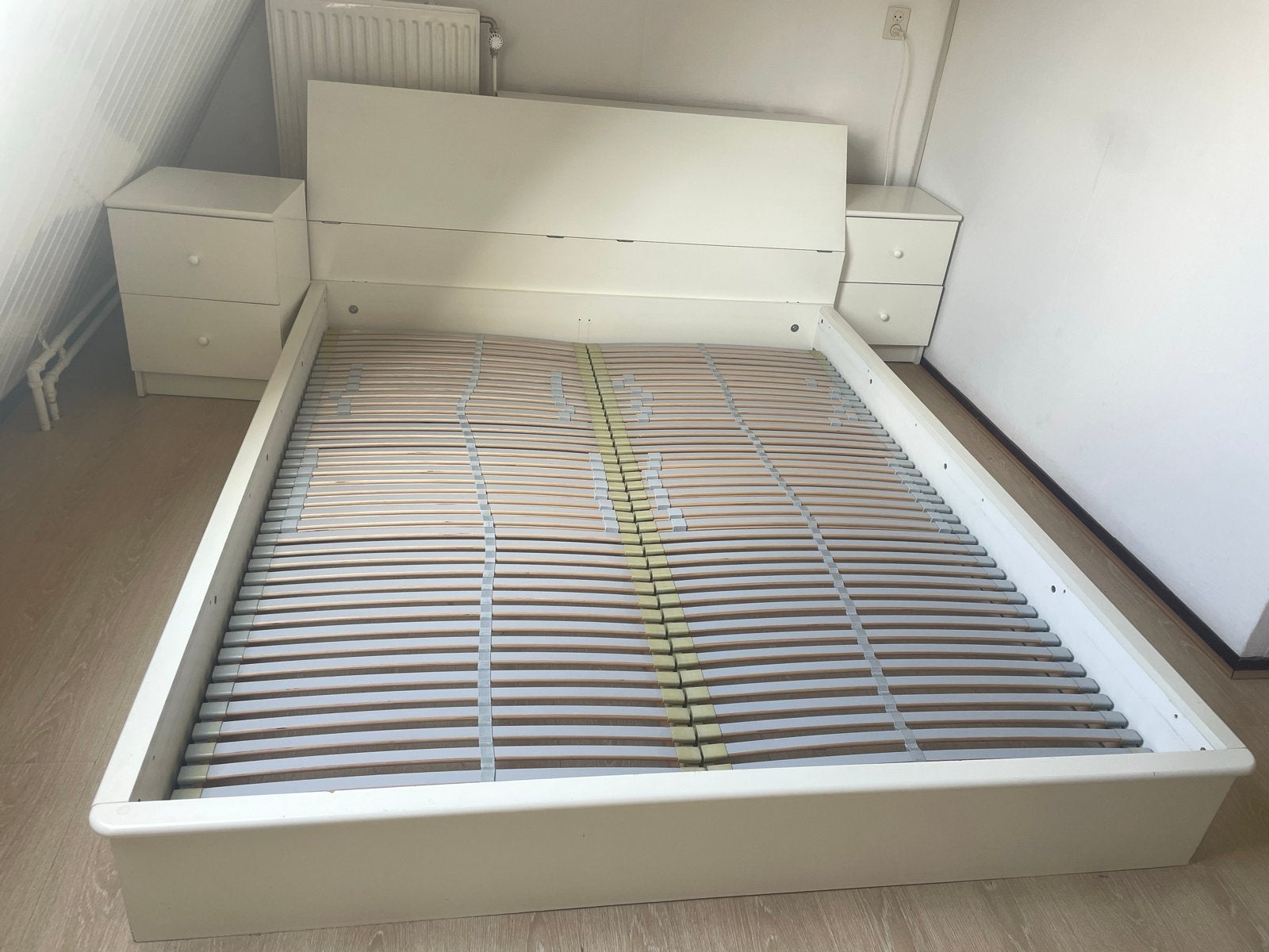 Tweepersoonsbed met opbergruimte en nachtkastjes, Huis en Inrichting, Ophalen, Gebruikt, Wit, Tweepersoons