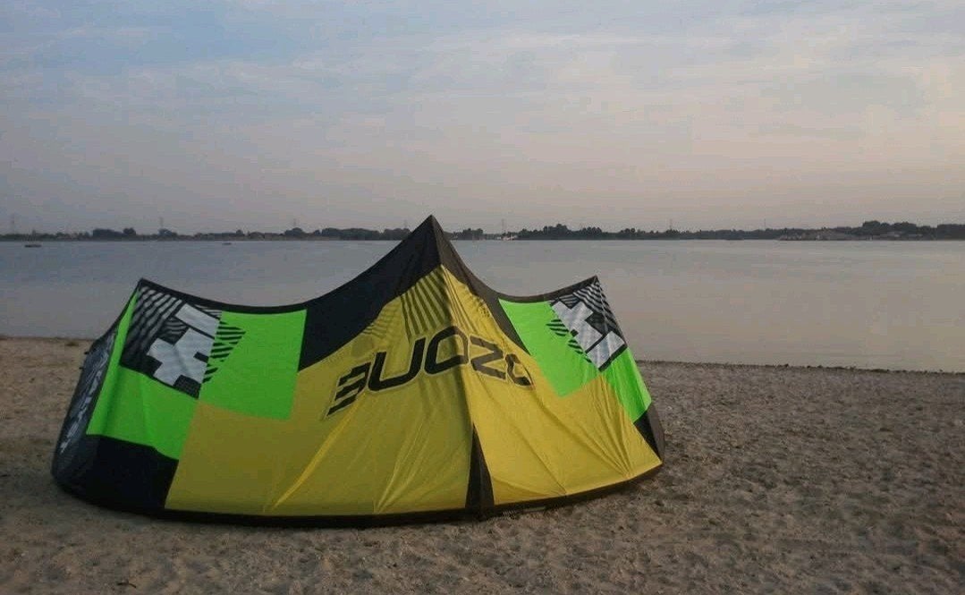 Ozone Catalyst 14m² kite met pomp en tas, Watersport en Boten, Kitesurfen, Ophalen of Verzenden, Gebruikt, 14 m², Kite