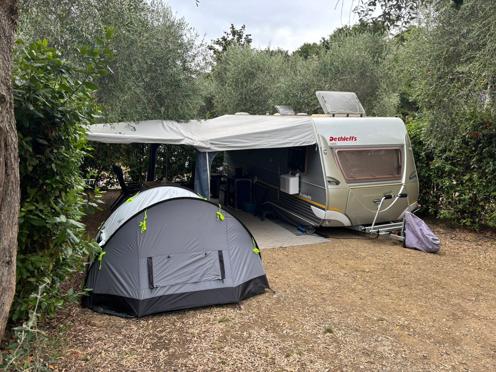 Dethleffs caravan 510DB met voortent en luifel, type camper, Caravans en Kamperen, Caravans, Rondzit, Frans bed, Particulier, Dethleffs