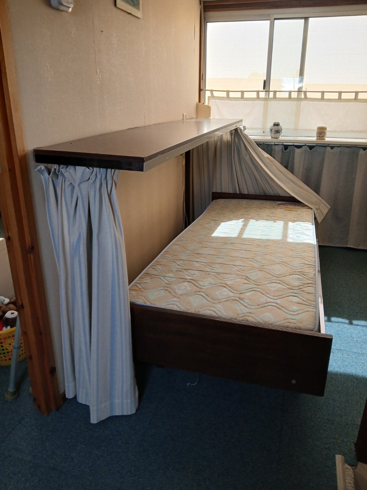 Opklapbed met matras - Ruimtebesparend en praktisch, Huis en Inrichting, Slaapkamer | Bedden, Ophalen, 90 cm, Eenpersoons, Bruin