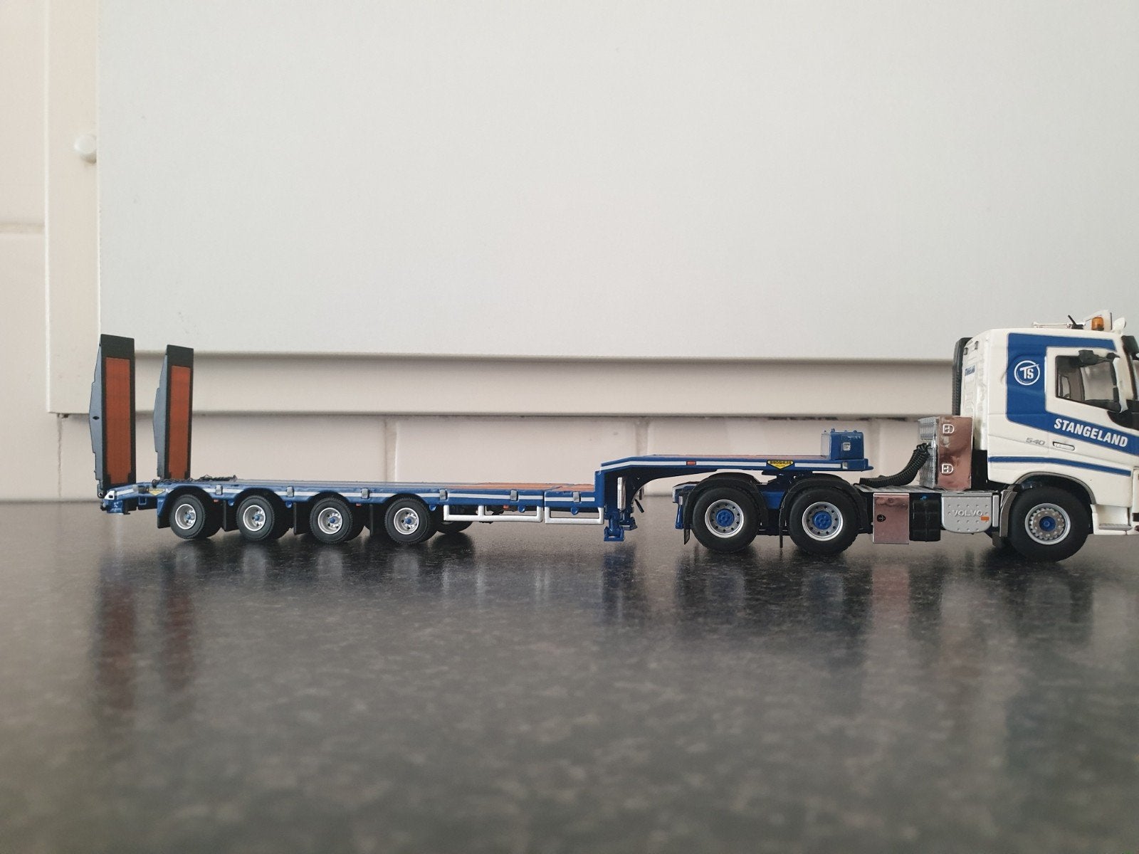 Wsi  Volvo FH4 Stangeland, Hobby en Vrije tijd, Modelauto's | 1:50, Ophalen of Verzenden, Nieuw, Bus of Vrachtwagen, Wsi
