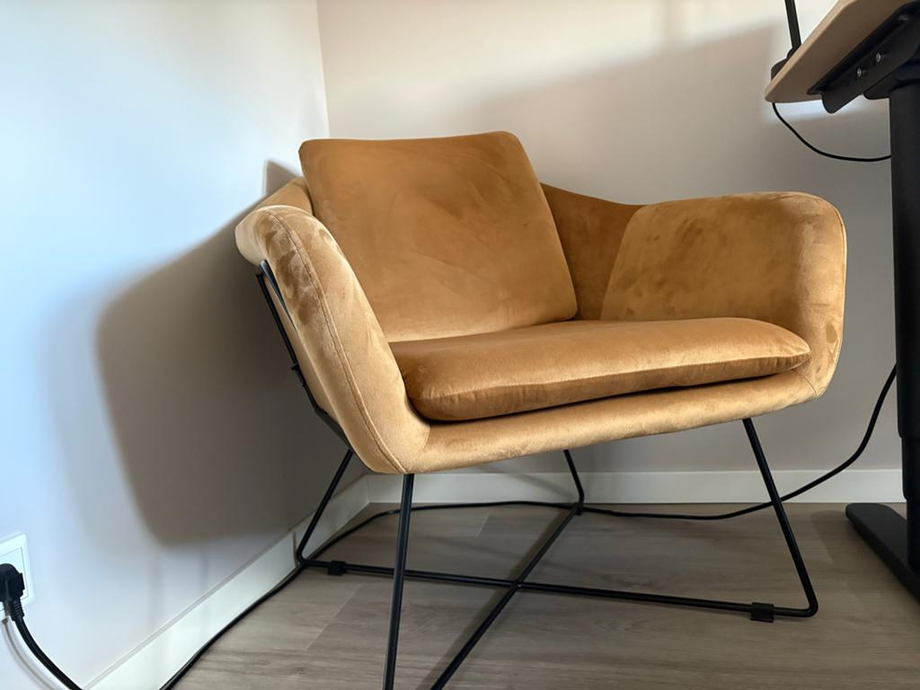 Okergele fauteuil met zwart metalen frame, Ophalen, Gebruikt, Stof, 75 tot 100 cm