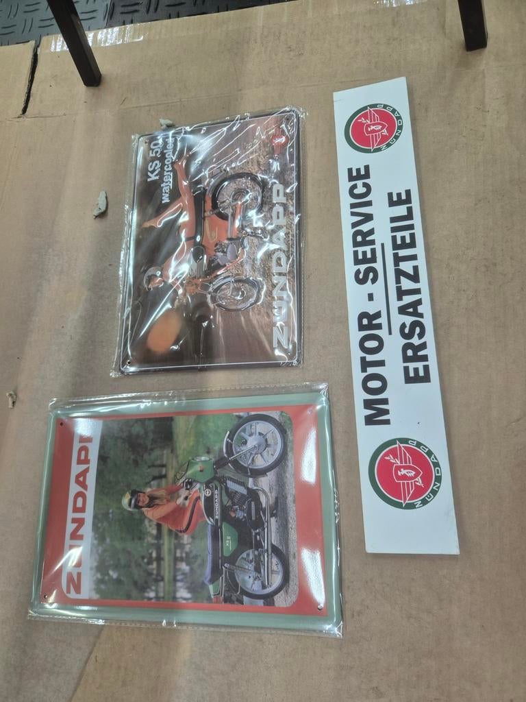 Zundapp bordjes en sticker - 3 stuks, Ophalen of Verzenden, Nieuw, Motoren