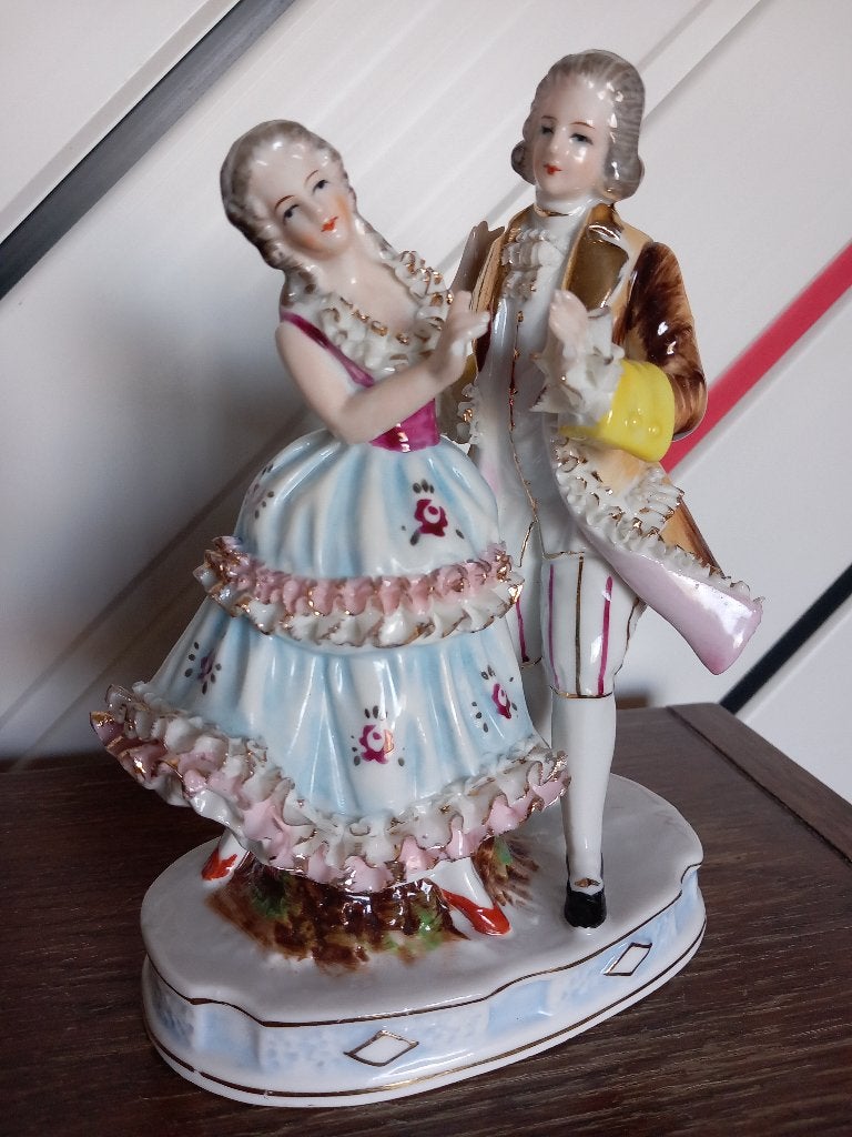 Vintage porseleinen beeldje Dansend Paar in Rococo kleding, Antiek en Kunst, Ophalen