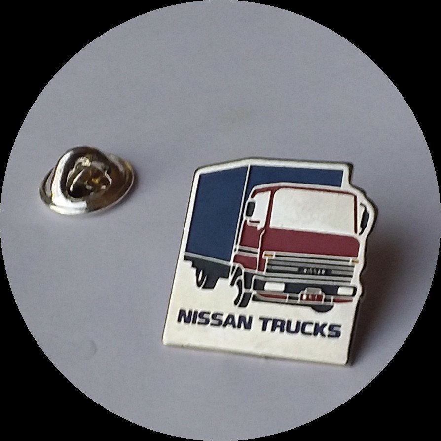 NISSAN Trucks pin, Verzamelen, Speldjes, Pins en Buttons, Ophalen of Verzenden, Zo goed als nieuw, Transport, Speldje of Pin