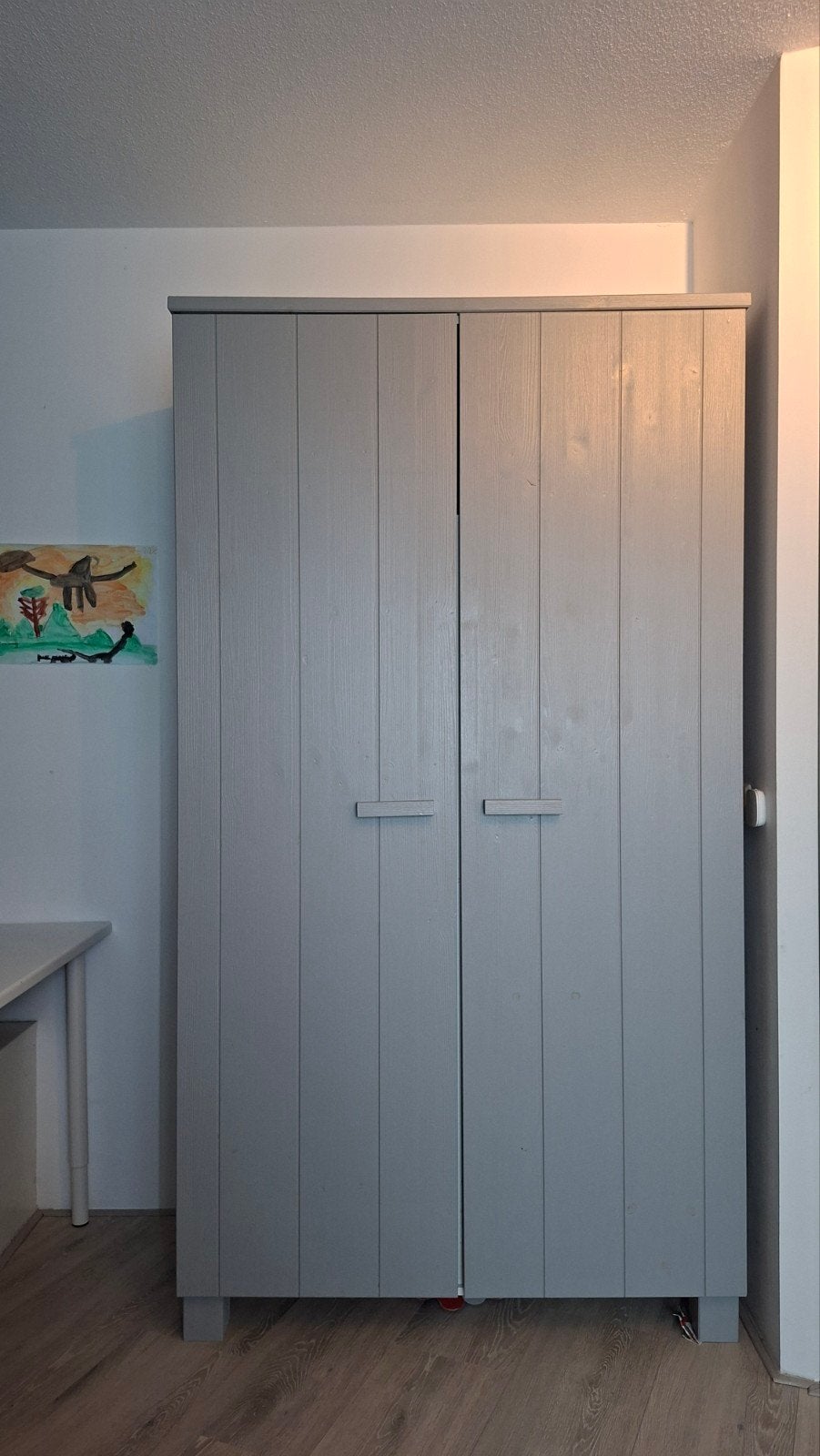 WOOOD Dennis 2-deurs kledingkast - Grijs, Huis en Inrichting, Kasten | Kledingkasten, Ophalen, Met deur(en), Gebruikt, Modern, Scandinavisch