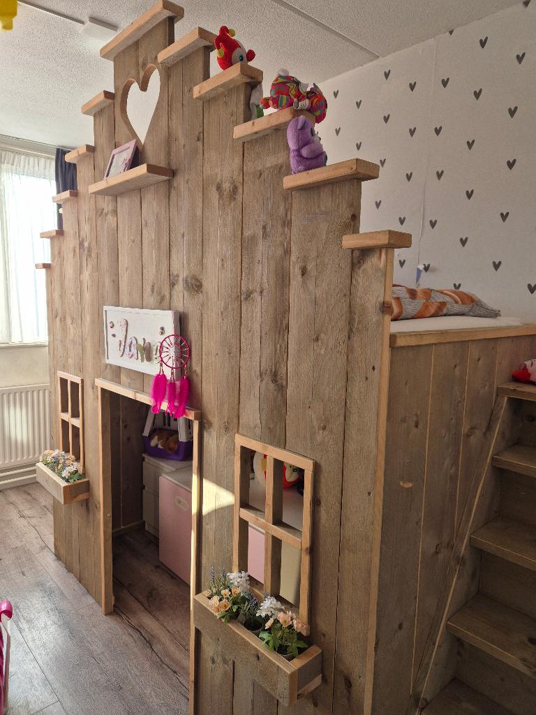 Steigerhout bedhuis, erg netjes incl matras, Ophalen, Gebruikt, Hoogslaper