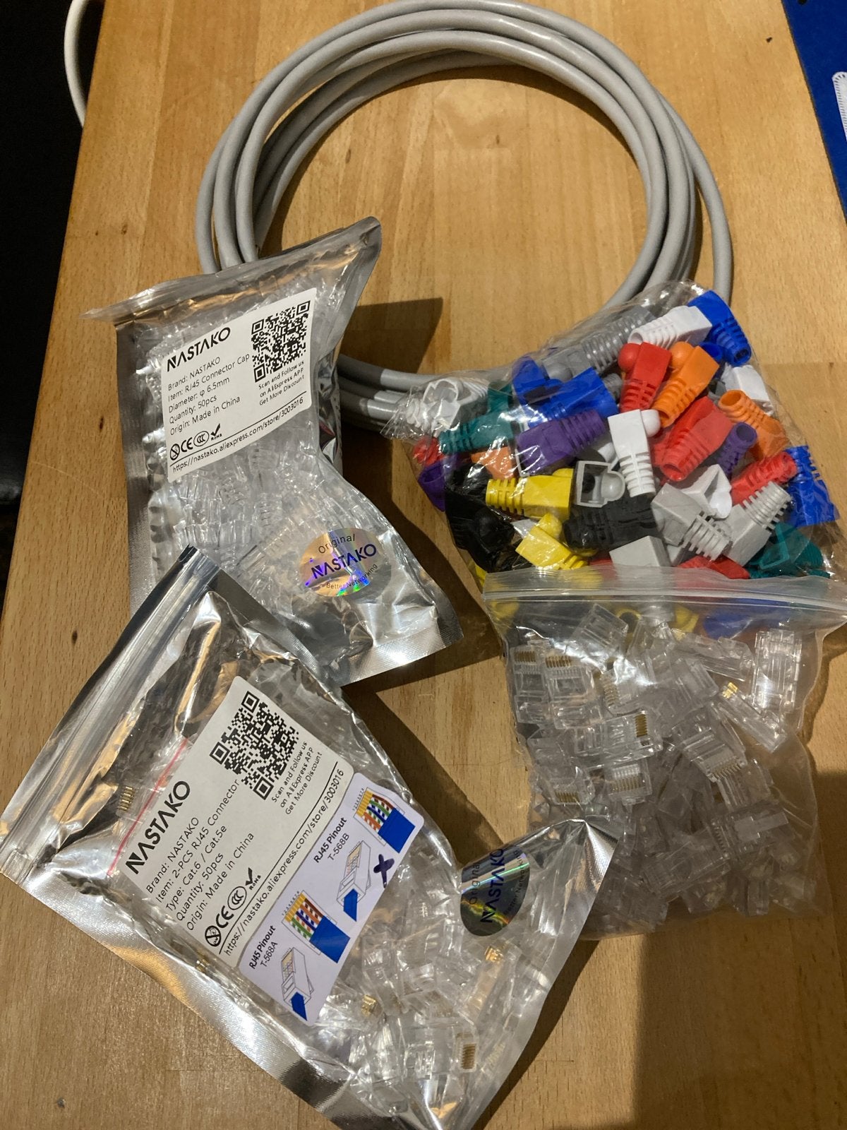 Netwerkkabel met RJ45 connectoren en beschermkappen, Ophalen of Verzenden, Nieuw