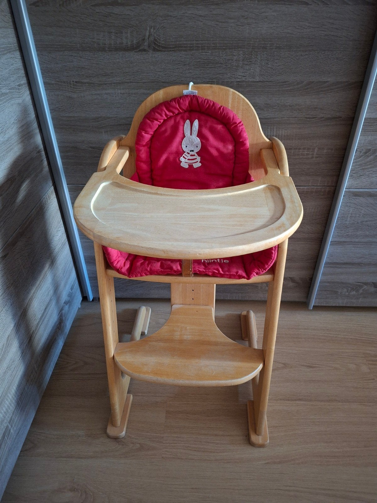 Houten meegroeistoel met rood kussen en eetblad, Ophalen, Gebruikt, Meegroeistoel, Afneembaar eetblad