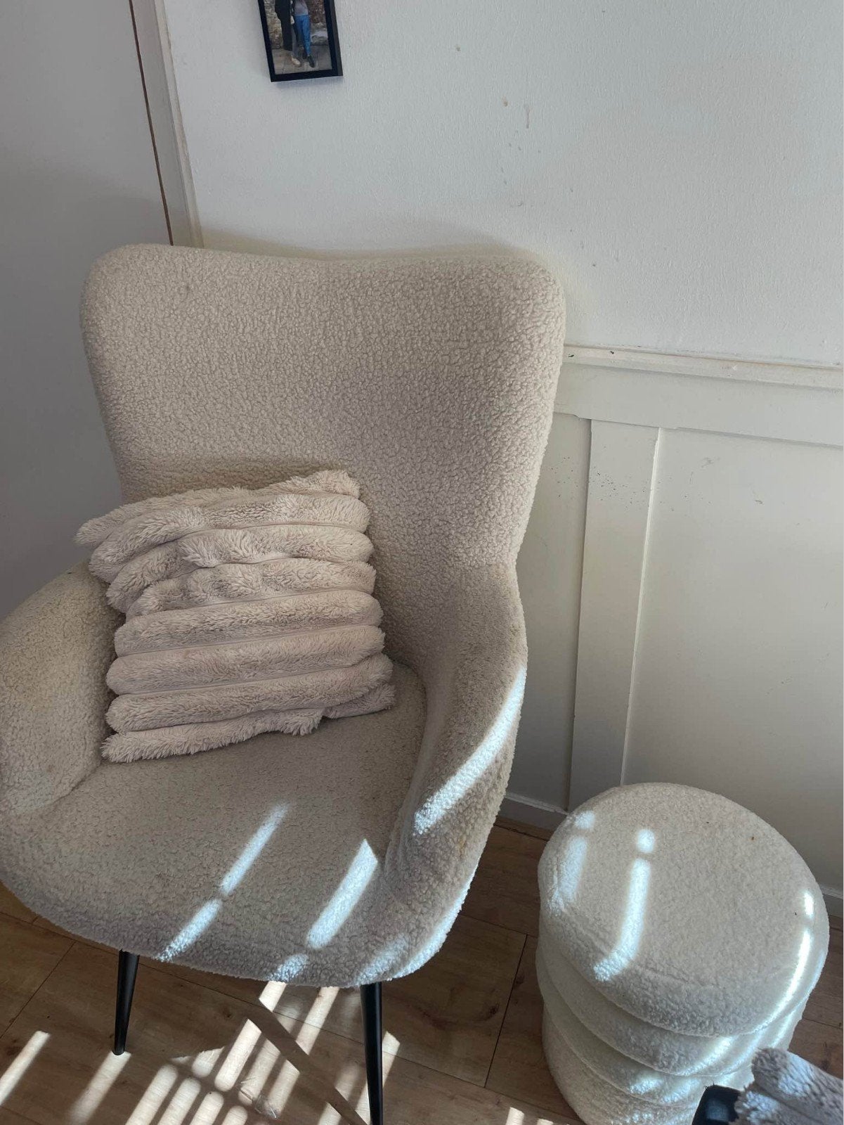 Comfortabele teddy fauteuil met bijpassende poef, Ophalen, 75 tot 100 cm, Zo goed als nieuw, Stof