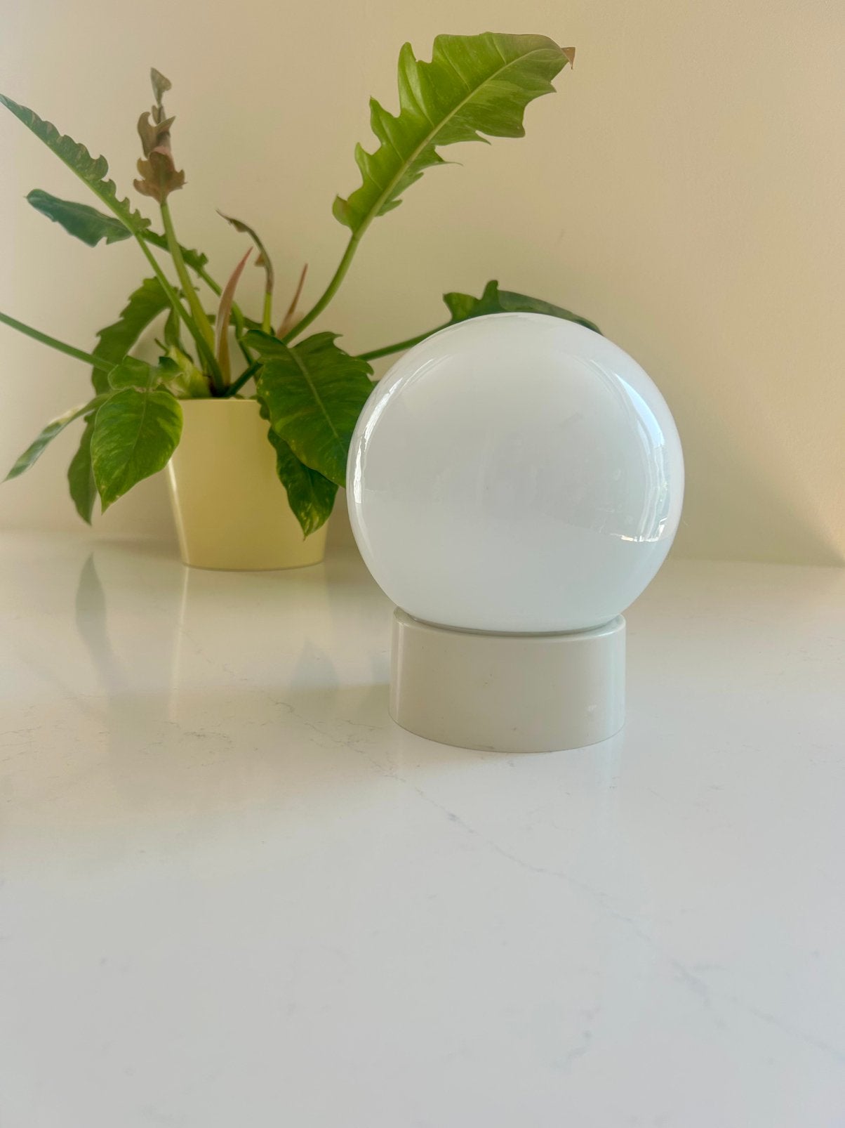 Retro plafondlamp. Melkglazen bol lamp dia 15 cm, Huis en Inrichting, Ophalen of Verzenden, Zo goed als nieuw, Glas, Retro