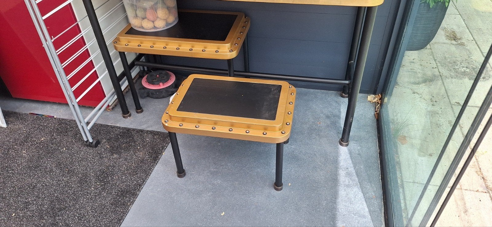 Set van 2 bijzettafels - Goudkleurig met zwart blad, Gebruikt, Metaal of Aluminium, Industrieel, Modern, 55 tot 75 cm