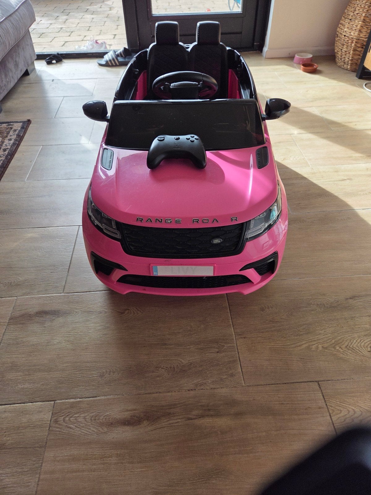 Roze elektrische Range Rover Velar kinderauto