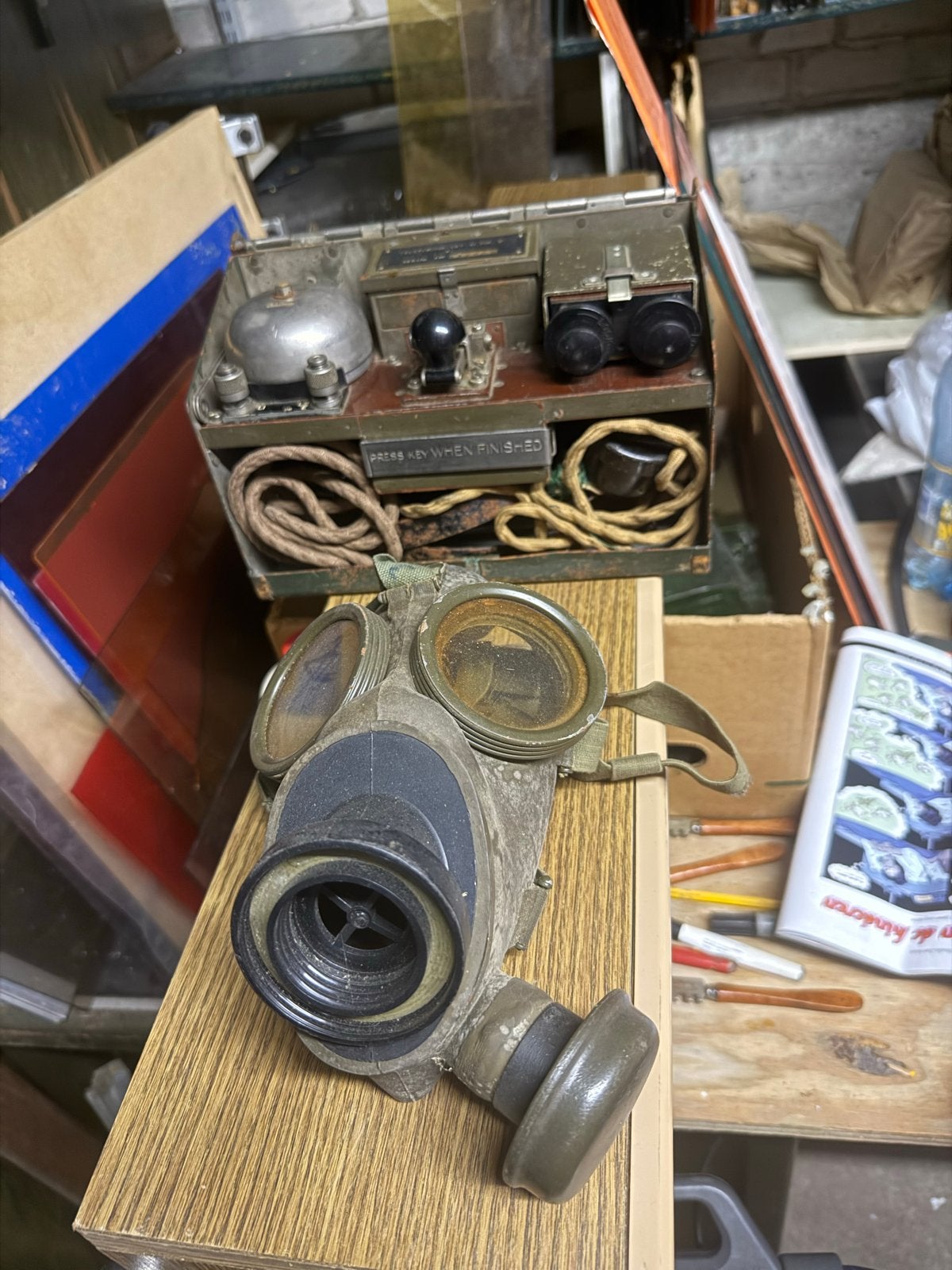 Vintage gasmasker en militaire telefoon, Verzamelen, Ophalen of Verzenden, Overige soorten, Overige gebieden, Overige typen