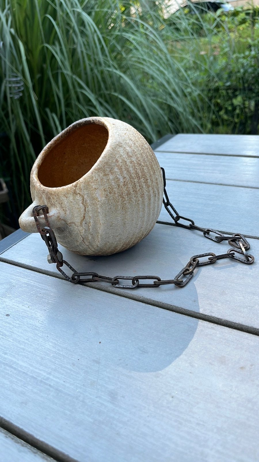 Jaren ‘70 stijl kogelpot aan ketting., Rond, Ophalen of Verzenden, Zo goed als nieuw, Aardewerk
