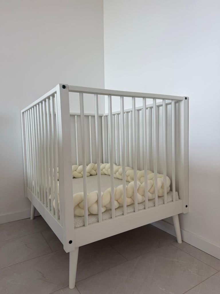 Wit babybedje met gevlochten bedbumper, Ophalen of Verzenden, Zo goed als nieuw, Ledikant