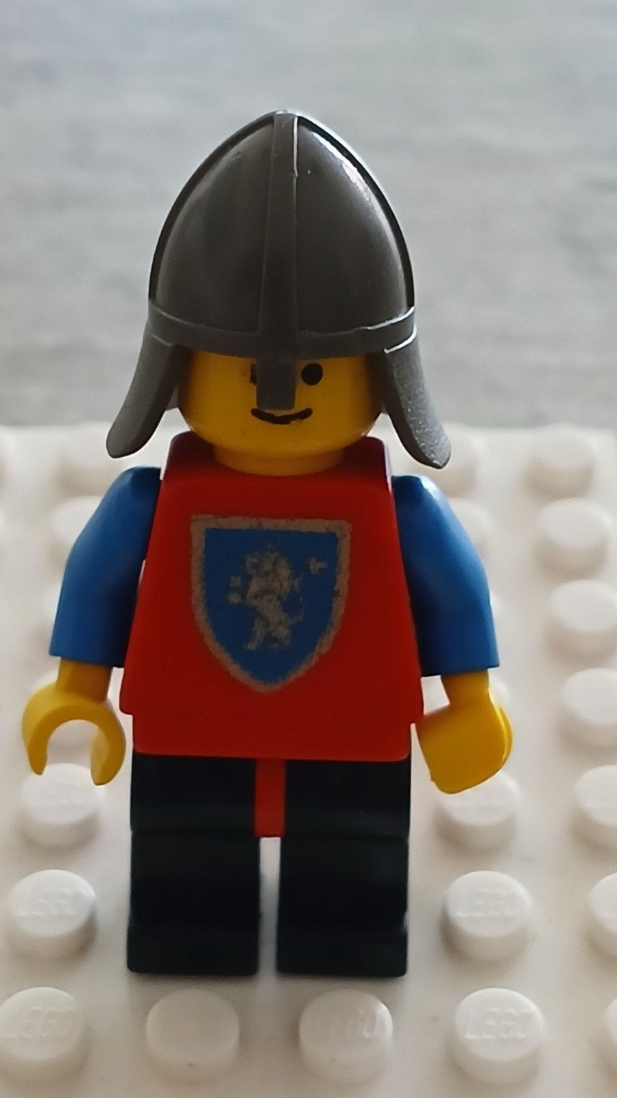 LEGO Ridder Minifiguur met Rood/Grijs Schild, Ophalen of Verzenden, Zo goed als nieuw, Minifiguur, Lego
