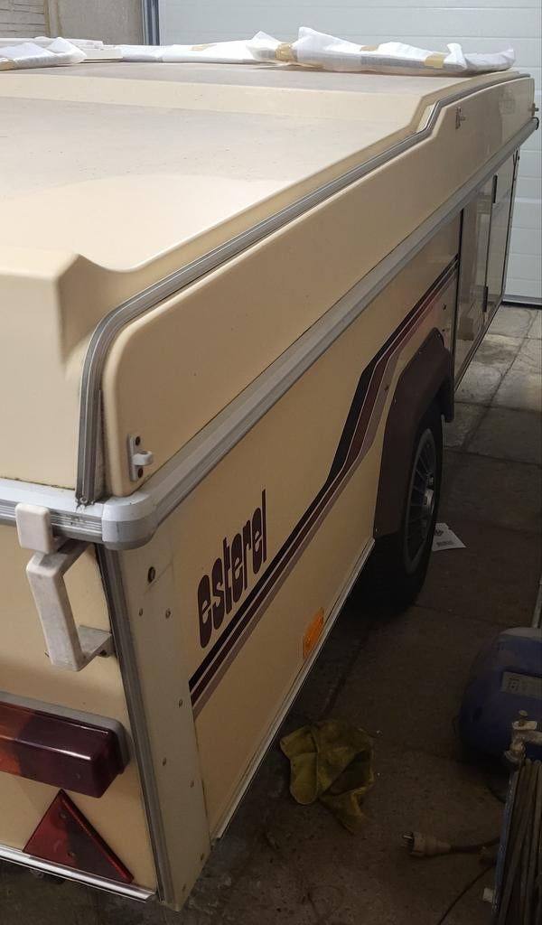 Esterel Klapcaravan - Compact en Klaar voor Avontuur (1983), Standaardzit, Omvormbare zithoek, Esterel, Tot en met 3
