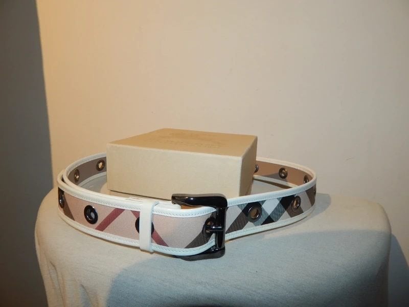Burberry riem ruit met wit lak leer hardware ogen In doos