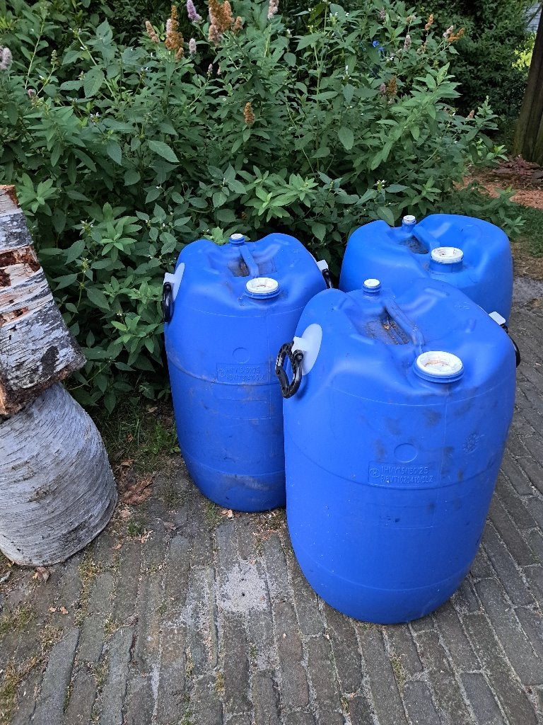 3 blauwe kunststof vaten tonnen, Tuin en Terras, Minder dan 75 liter, Ophalen, Gebruikt, Kunststof