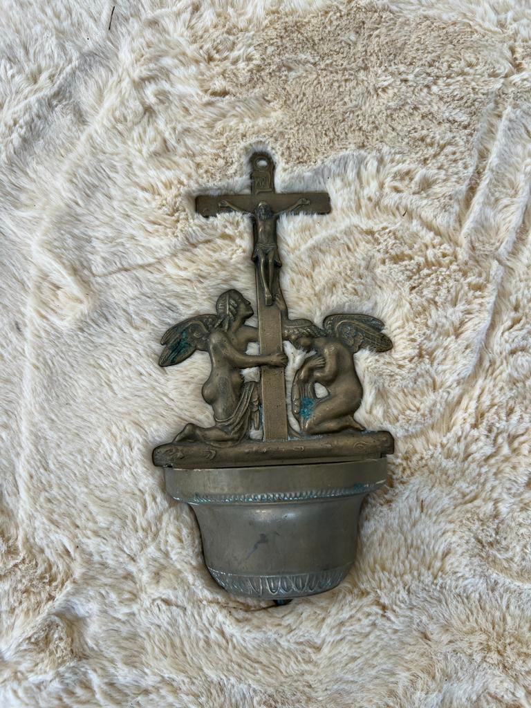 Antiek wijwaterbakje met engelen en kruisbeeld, Antiek en Kunst, Antiek | Religie, Ophalen