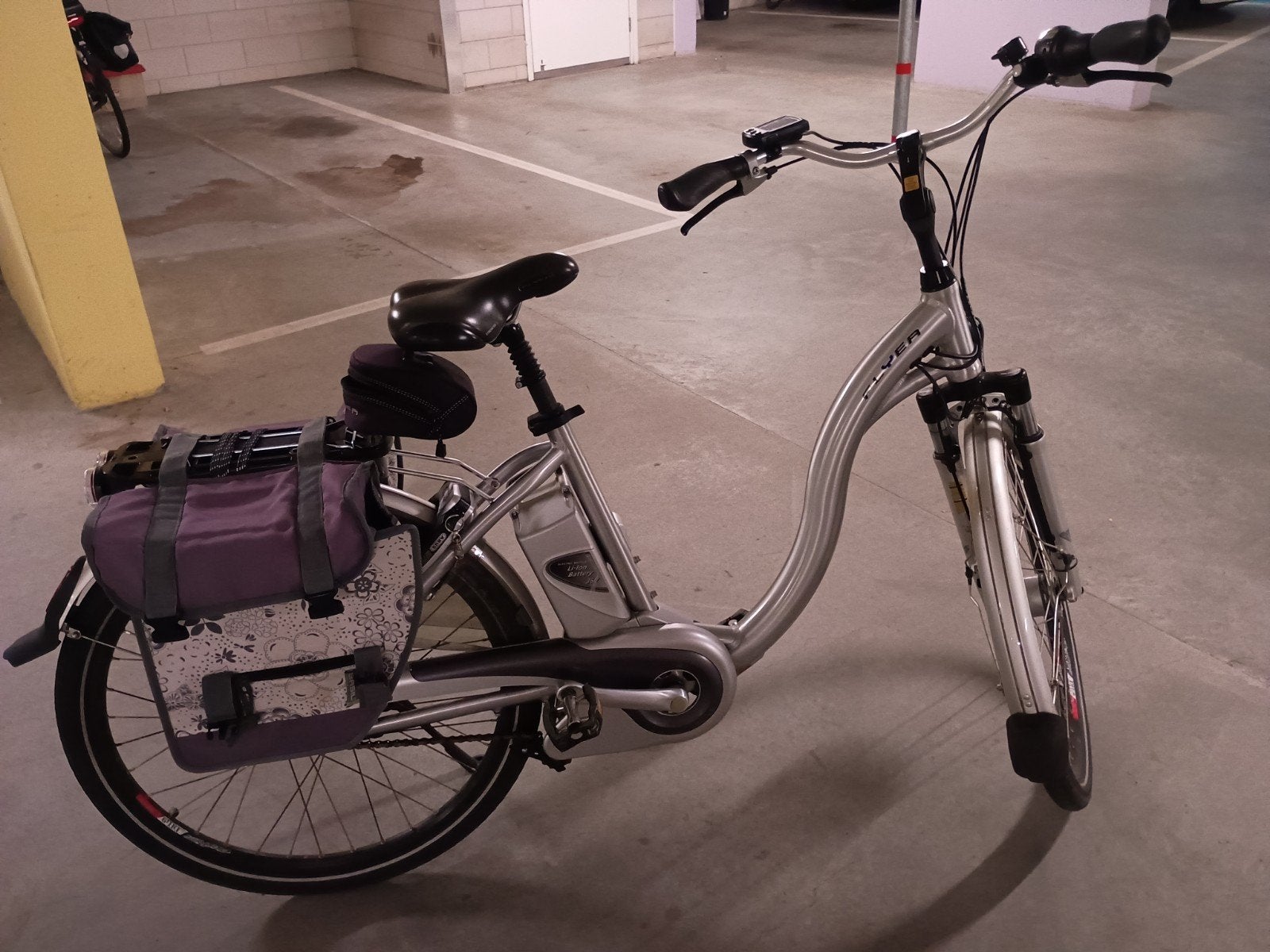 Flyer elektrische fiets met lage instap en fietstassen, Gebruikt, 51 tot 55 cm, 30 tot 50 km per accu, Ophalen