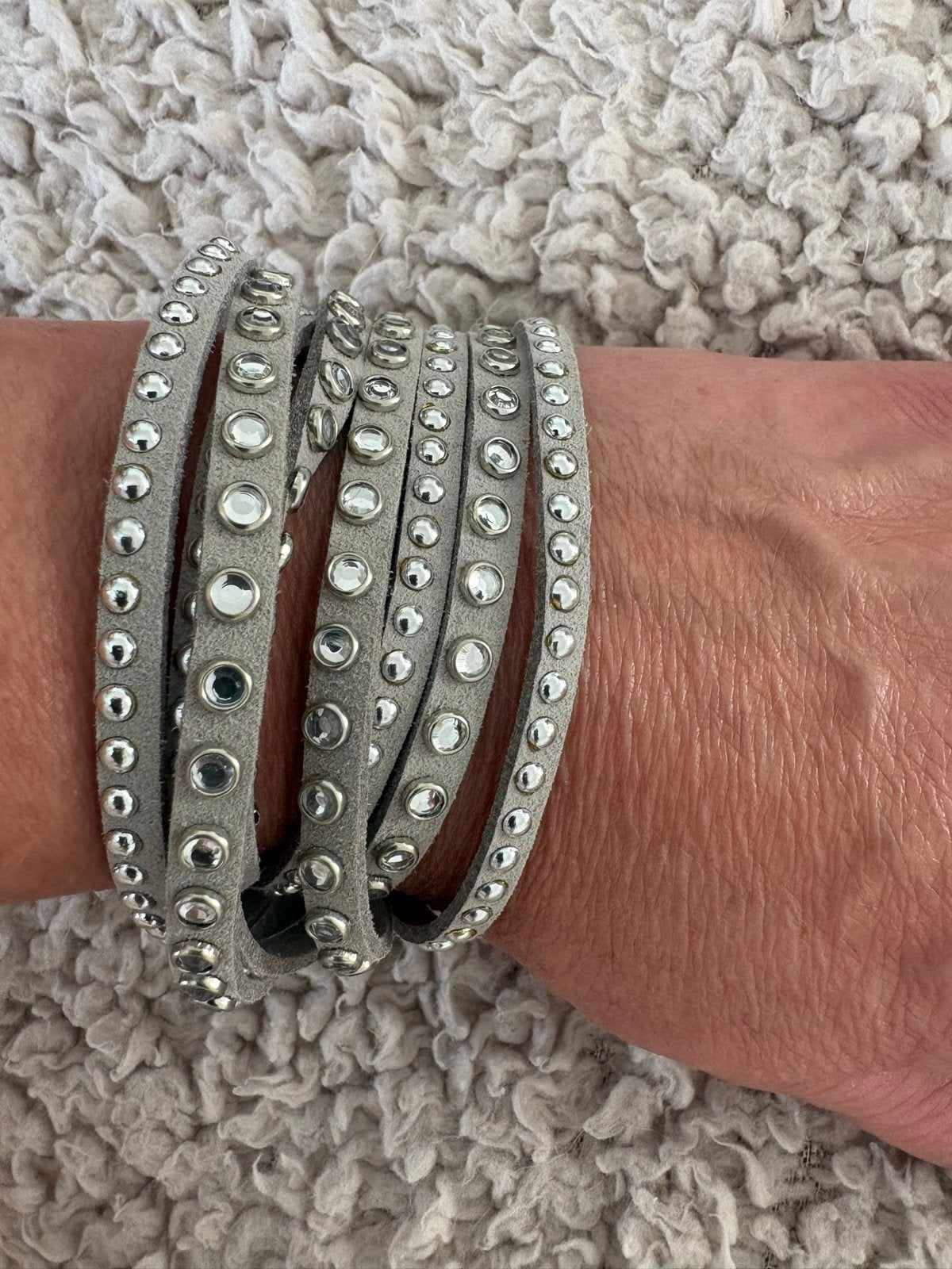 Grijze wikkelarmband met studs en strass, Nieuw, Leer, Ophalen of Verzenden, Grijs