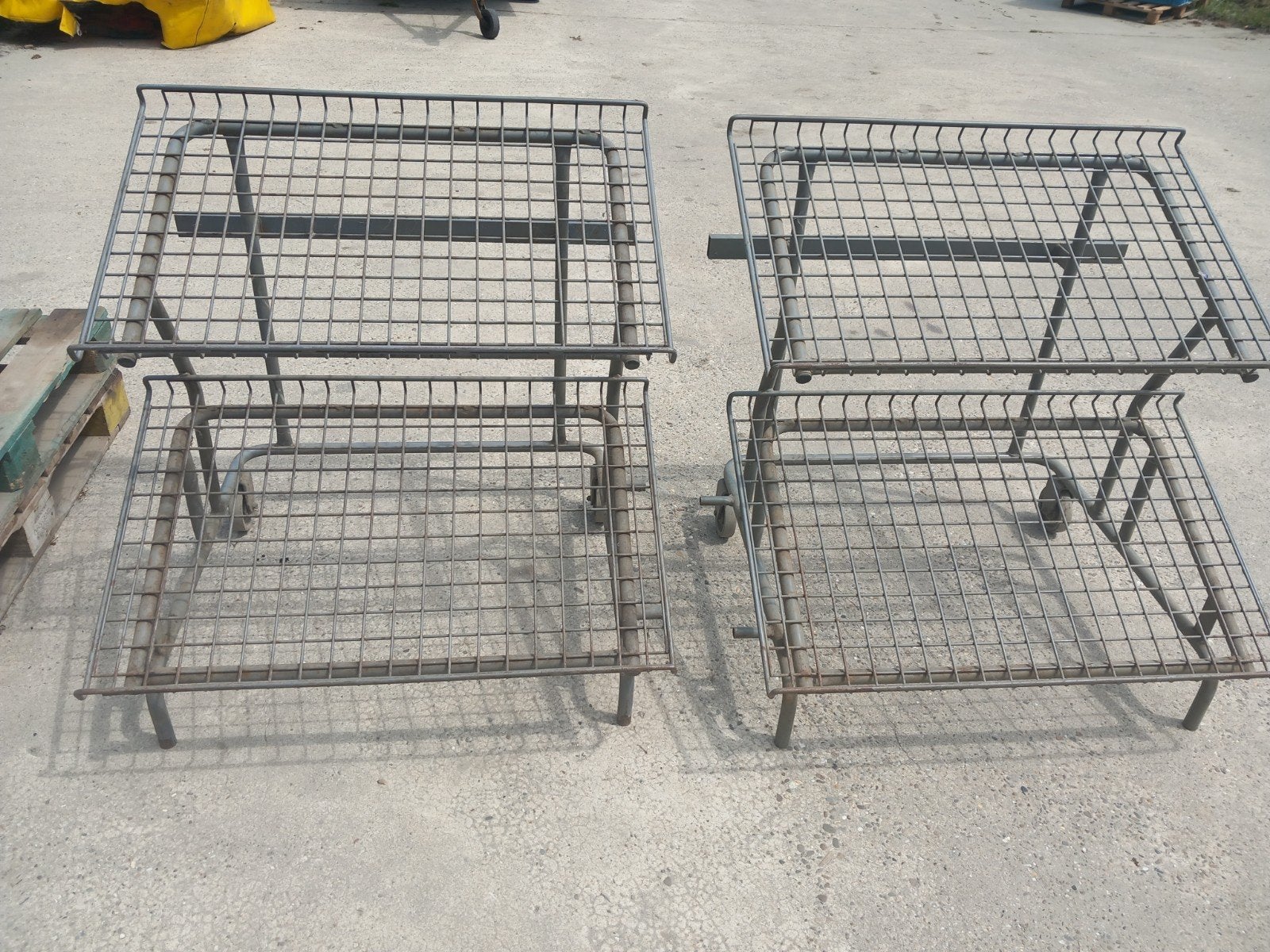 Metalen rekken / marktkramen (2 stuks), Diversen, Rommelmarktspullen, Ophalen, Gebruikt