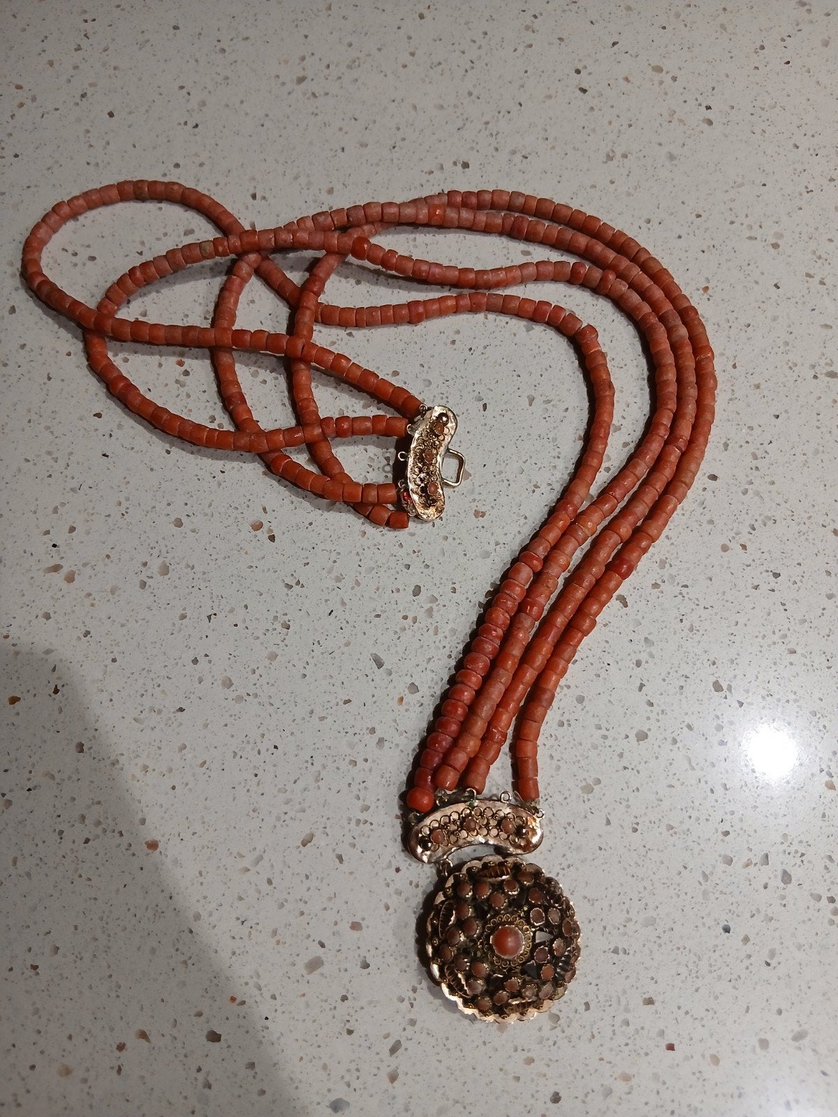 4-snoer bloedkoraal ketting met gouden slot, Ophalen of Verzenden, Goud, Ketting, Met edelsteen