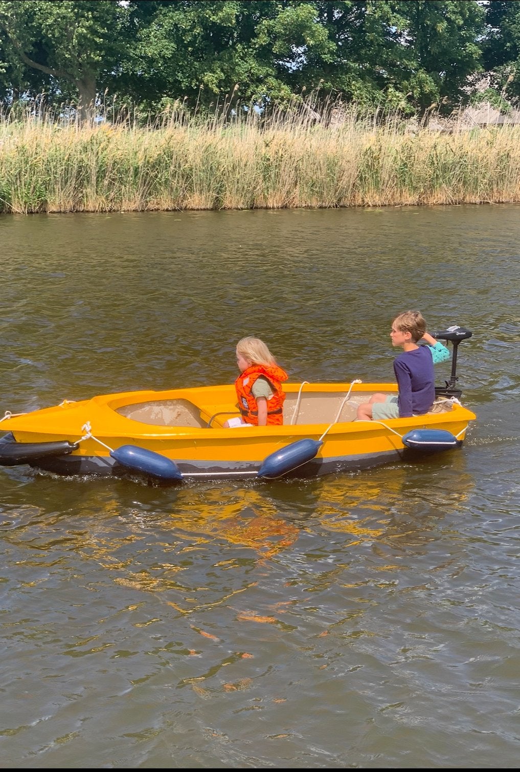Polyester bootje met elektrische buitenboordmotor en accu, Ophalen, Gebruikt
