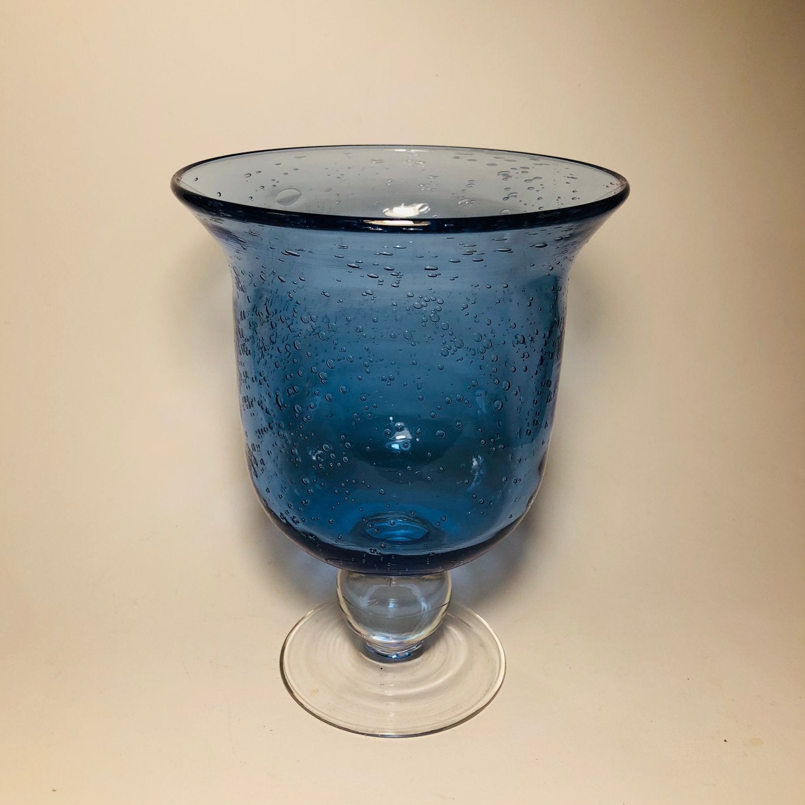 Mooie mondgeblazen blauwe glas kelk, met transparant voetje, Blauw, Ophalen of Verzenden, Minder dan 50 cm, Glas