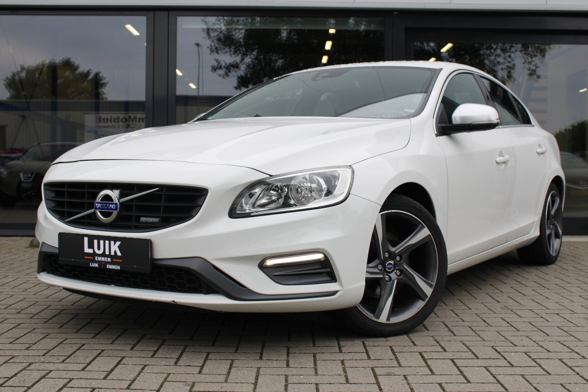 Volvo S60 1.6 T3 R-Design (bj 2014), Voorwielaandrijving, Gebruikt, Zwart, 4 cilinders