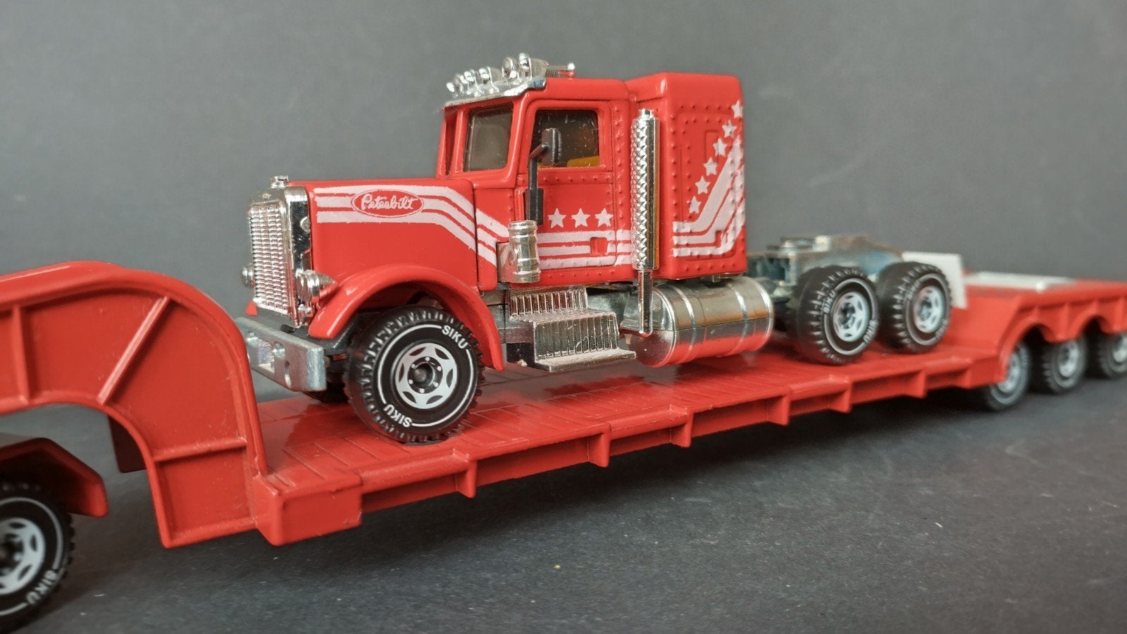 Peterbilt Usa Truck Met dieplader 1:55 Siku Pol, Hobby en Vrije tijd, Modelauto's | 1:50, SIKU, Verzenden, Zo goed als nieuw, Bus of Vrachtwagen