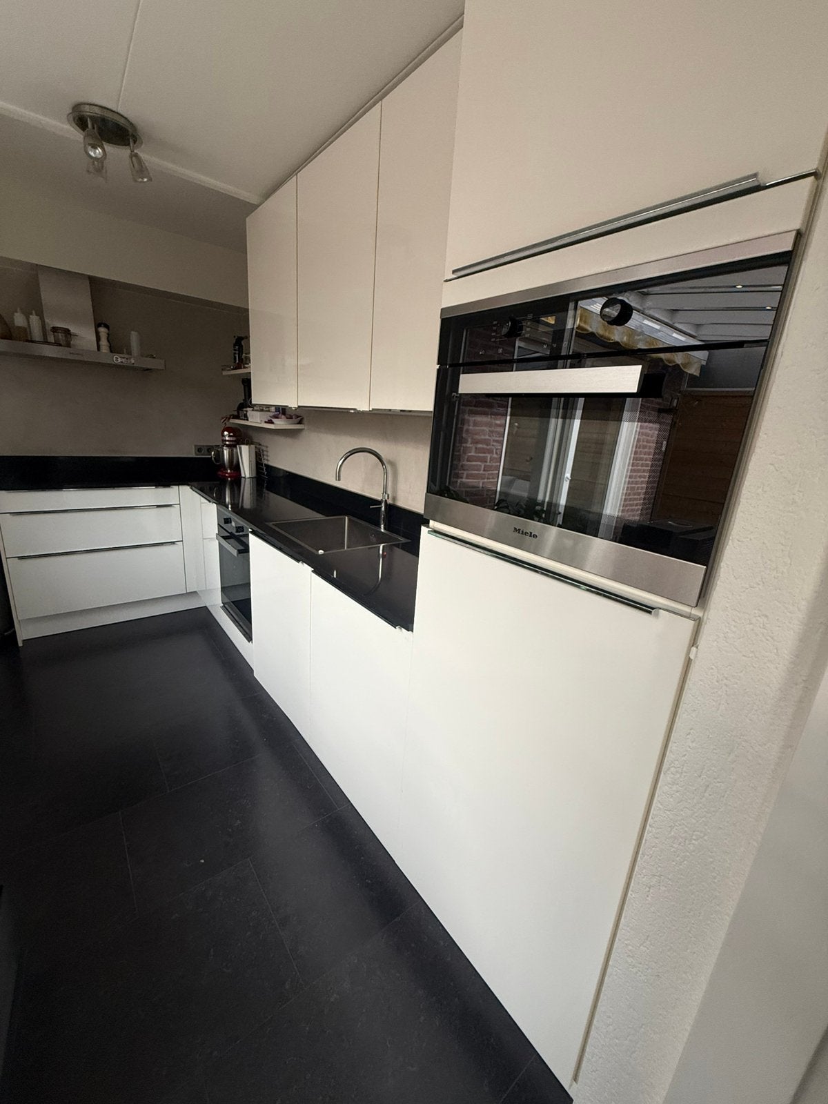 Nette halfopen keuken met Miele-apparatuur en composiet blad, Ophalen, Gebruikt, Wit, Hoekkeuken