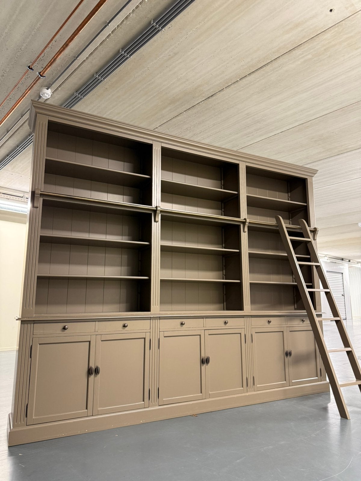 Grote Landelijke Boekenkast met Bibliotheekladder Taupe #K40