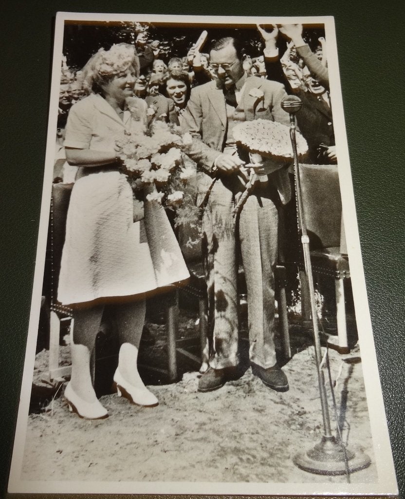 Koninklijk Huis Juliana Bernhard Anjerdag Baarn 1946 - KOr01, Verzenden, Zo goed als nieuw, Nederland, Kaart, Foto of Prent