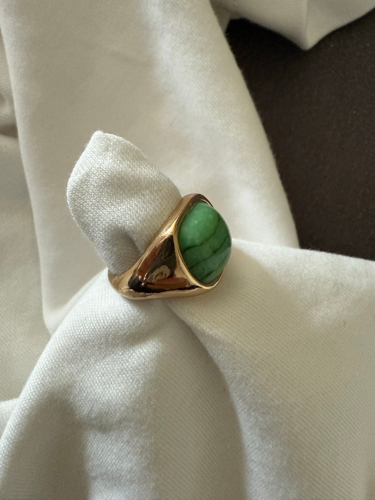Gouden ring met groene edelsteen, Ophalen of Verzenden, Zo goed als nieuw, 17 tot 18, Dame of Heer