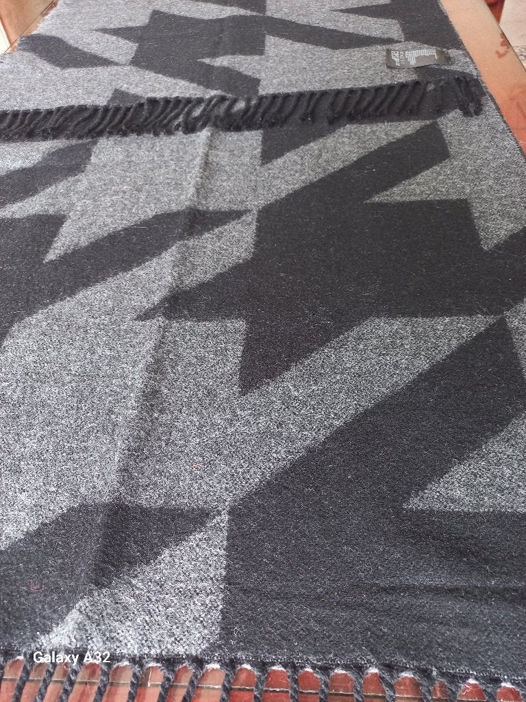Grote grijs met zwarte acryl sjaal M/V 180 x 52 cm., Ophalen of Verzenden, Zo goed als nieuw, Maat 46/48 (XL) of groter, Sjaal