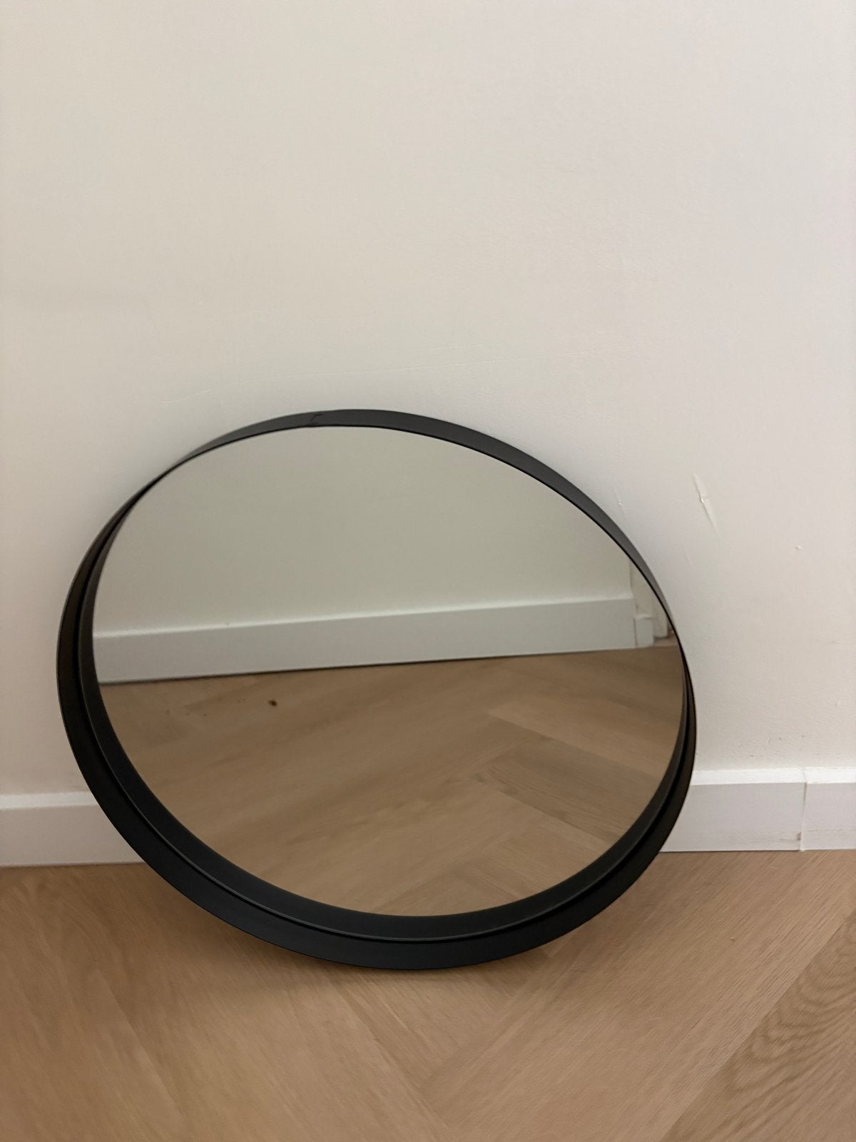 Ronde zwarte spiegel van Kwantum, Huis en Inrichting, Woonaccessoires | Spiegels, Ophalen, Rond, Zo goed als nieuw, Minder dan 100 cm