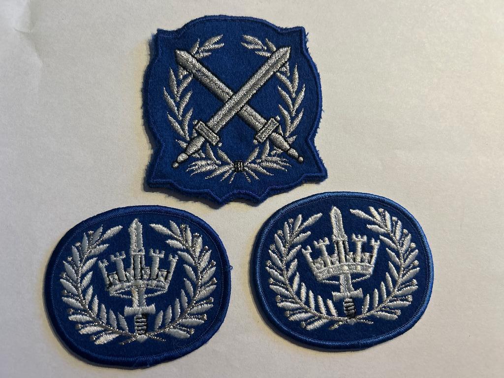 Vintage Gemeentepolitie / Rijkspolitie arm emblemen ., Verzenden, Landmacht, Nederland, Embleem of Badge