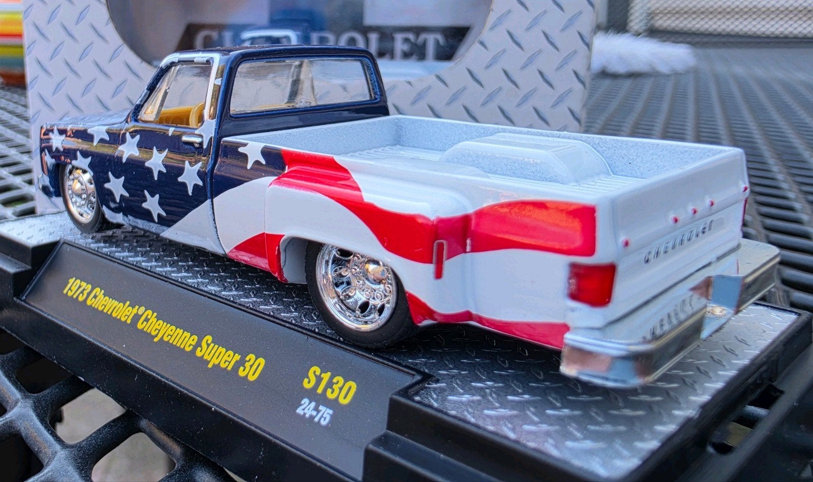 M2 Machines 1973 Chevrolet Cheyenne Super 30 - USA Vlag, Ophalen of Verzenden, Nieuw, Auto