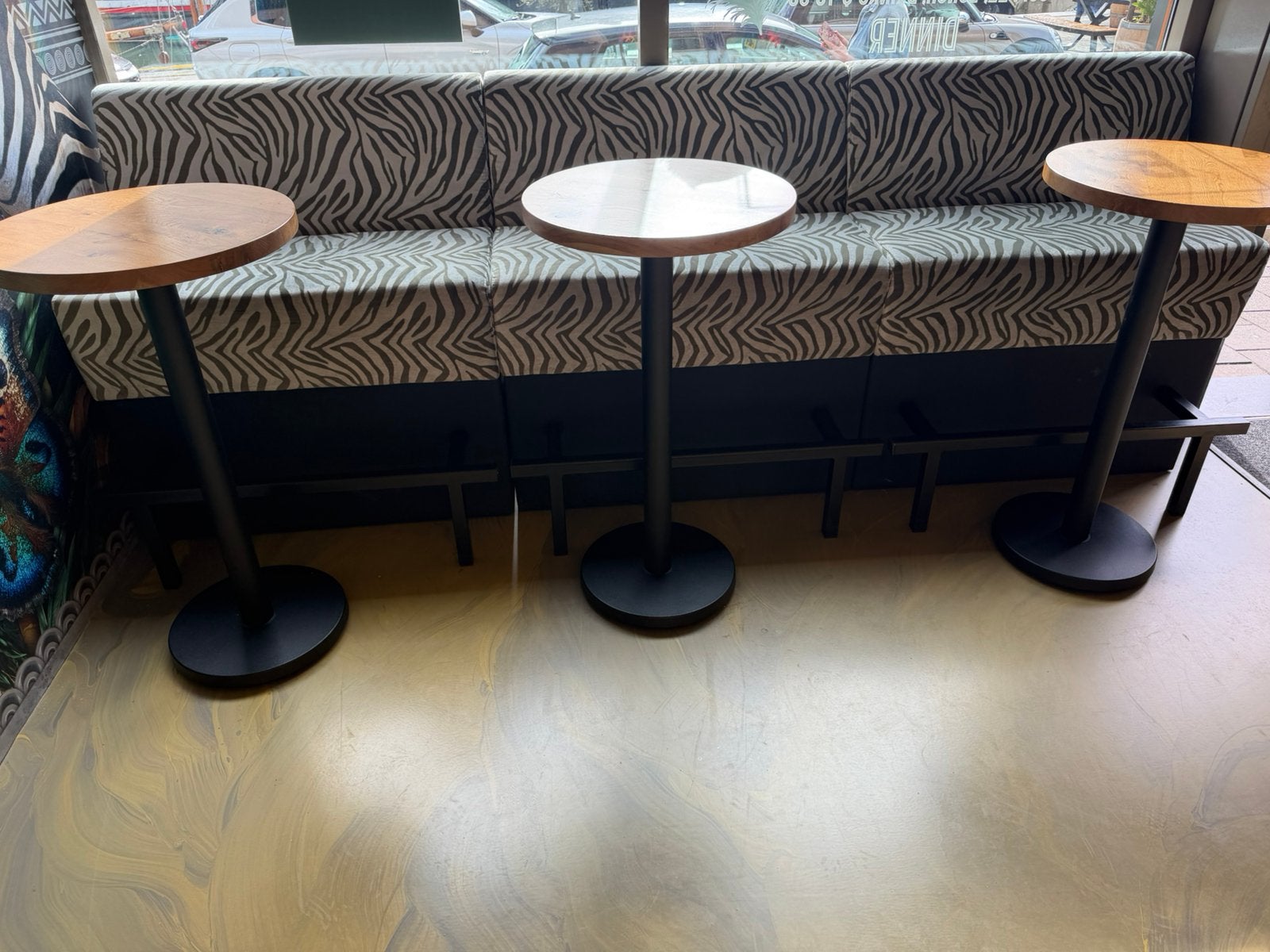 Hoge bank 110 cm 3 stuks met bar tafels 3x, Ophalen, Zo goed als nieuw, Stof, Minder dan 150 cm