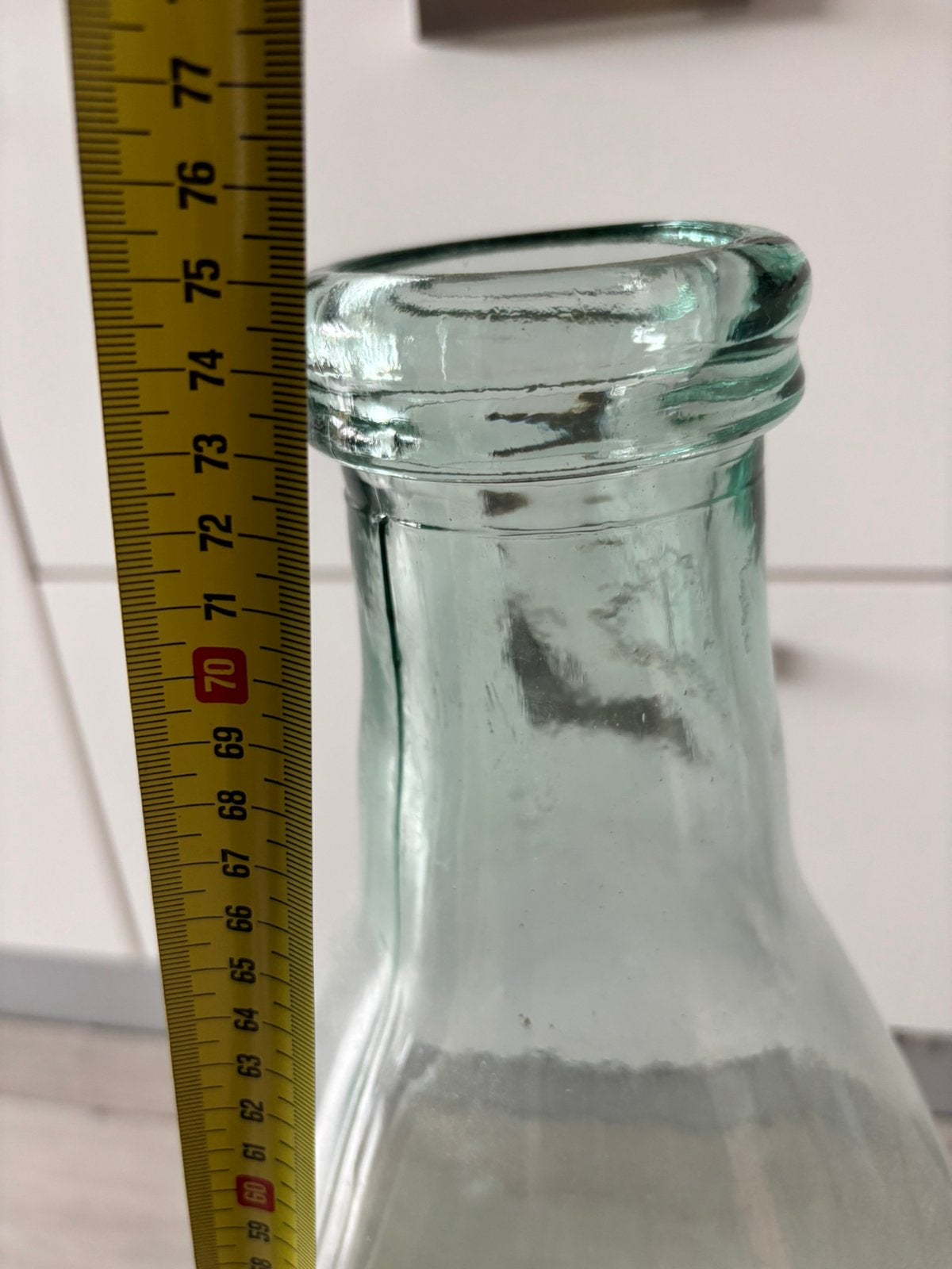 Hoge glazen fles / vaas, Huis en Inrichting, Ophalen, Zo goed als nieuw, Glas