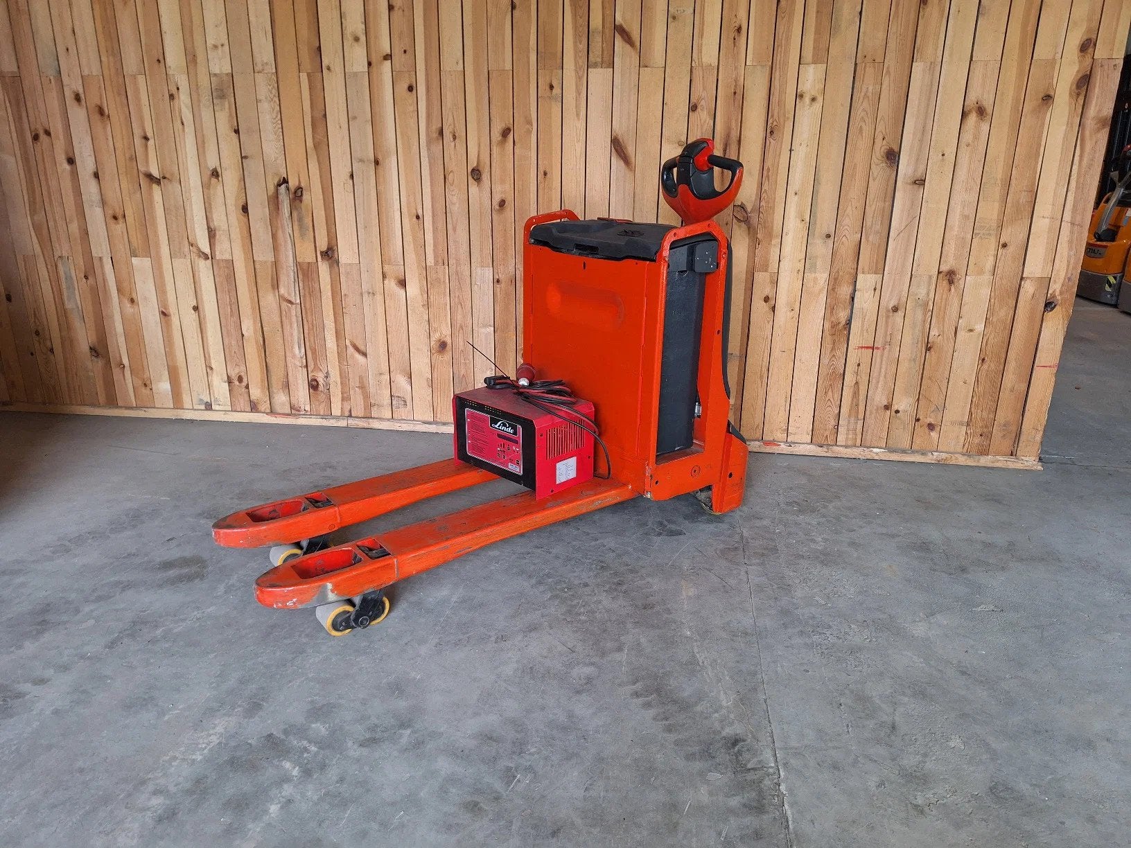 Linde Palletwagen T16 met oplader (0021), Zakelijke goederen, Machines en Bouw | Heftrucks en Intern transport, Elektrisch, Palletwagen