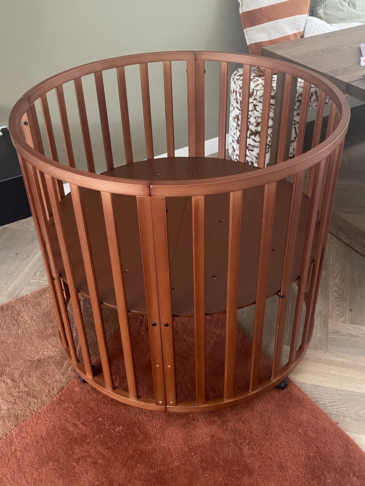 Ronde box Puck walnoot - Nieuw, alleen gemonteerd, Kinderen en Baby's, Boxen, Ophalen, Nieuw, Rond, In hoogte verstelbaar