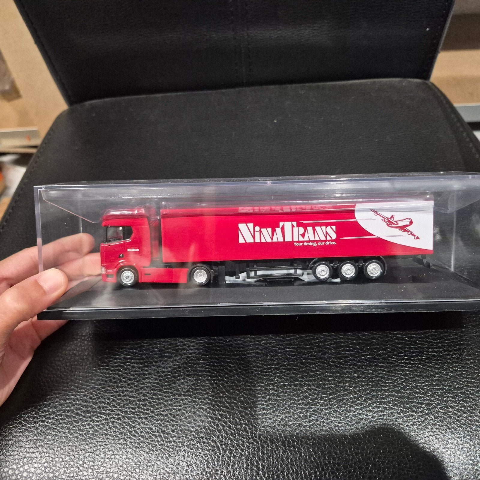 Scania Nina Trans Vrachtwagen 1:87 HO met vitrine, Onbekend, Ophalen of Verzenden, Zo goed als nieuw, Bus of Vrachtwagen