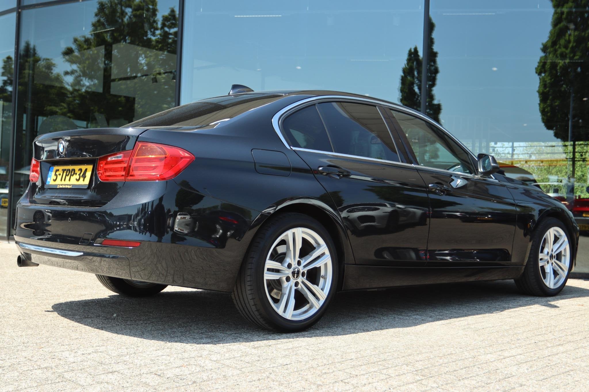 BMW 3-SERIE 316I HIGH EXECUTIVE AUT. | LEDER | NAVI | STOELV, Automaat, Gebruikt, 4 cilinders, Zwart